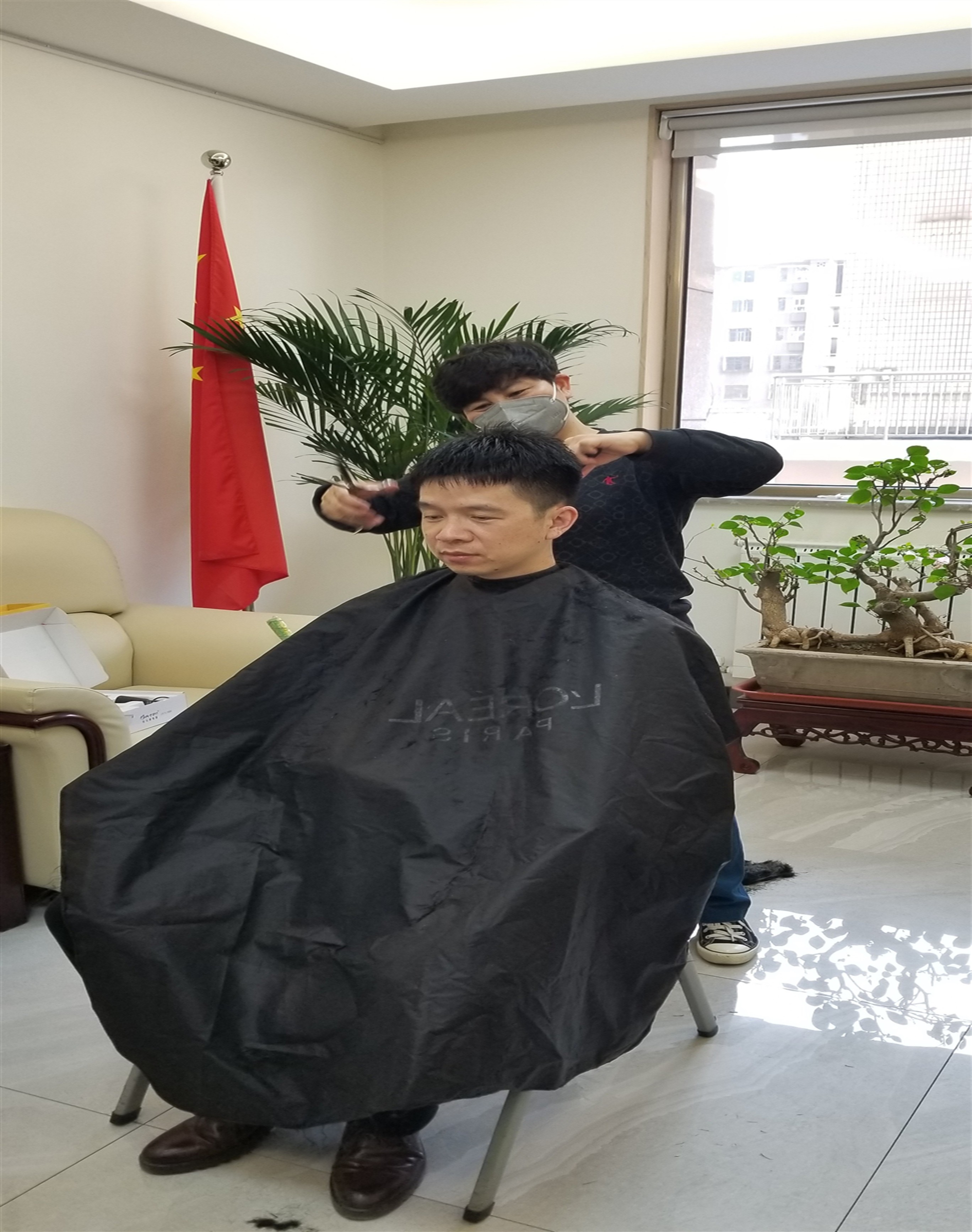 暖心！疫情期間我們的“最美理發(fā)師”